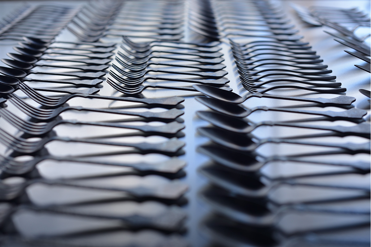 永島義教》空間をアートに変えるカトラリー | Discover Japan