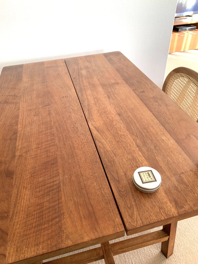 おうち時間でDIY】「木工用みつろうクリーム」で古びたテーブルが