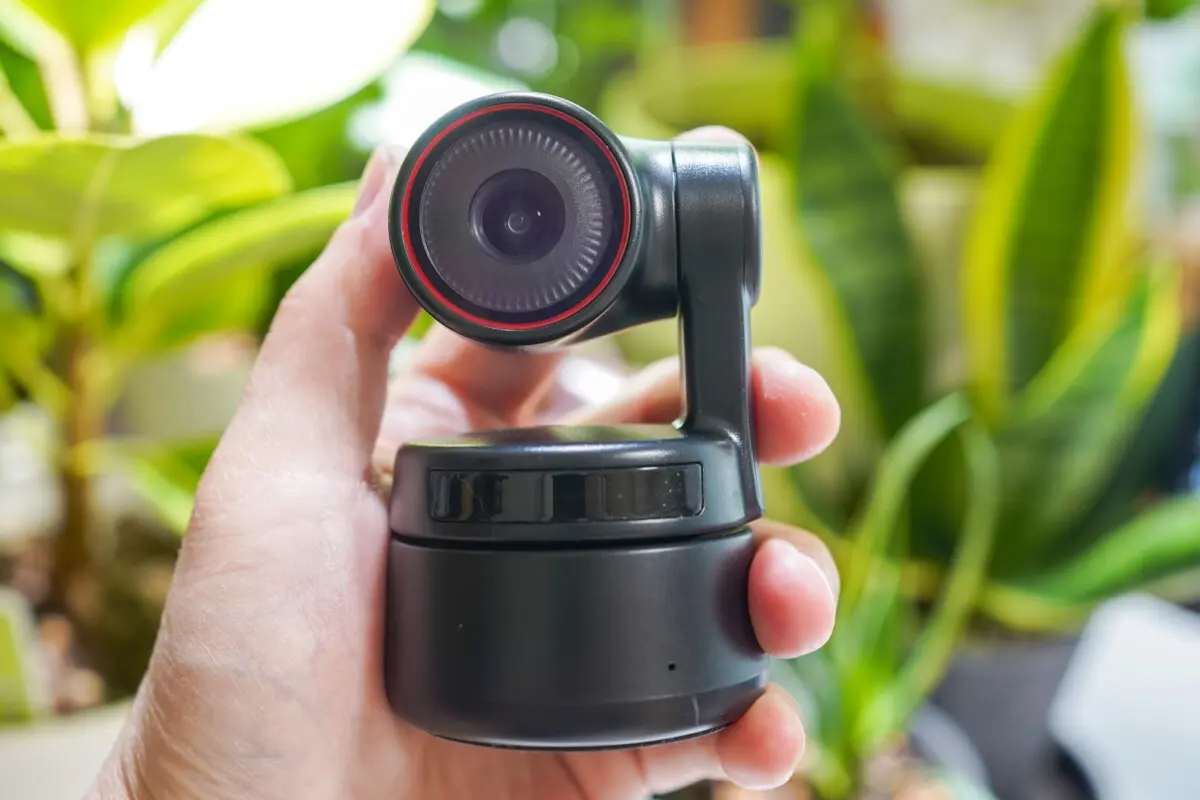 AI追跡にジェスチャー操作、なのに設定不要で利用できるWEBカメラ