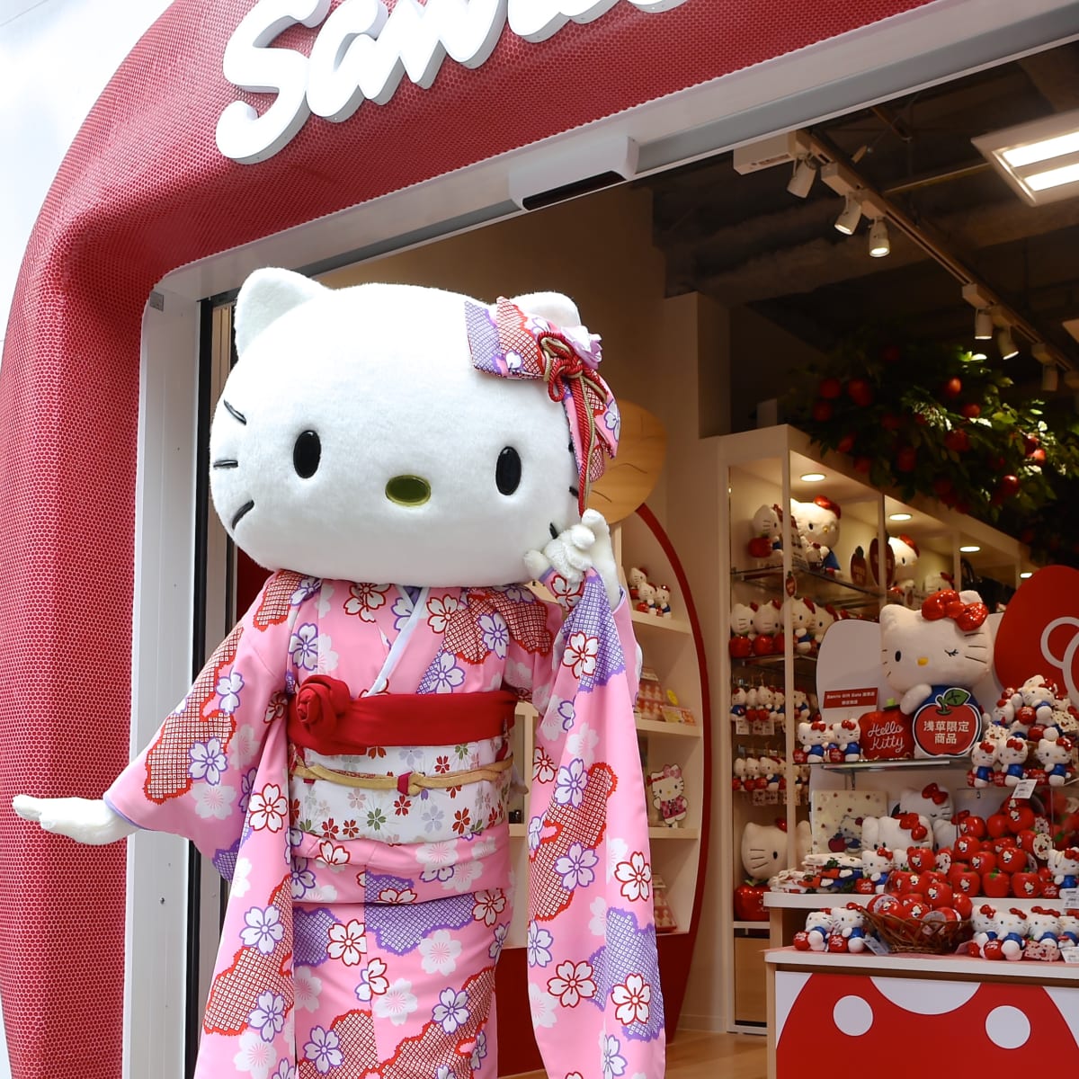 大きなハローキティが目印！サンリオギフトゲート浅草店