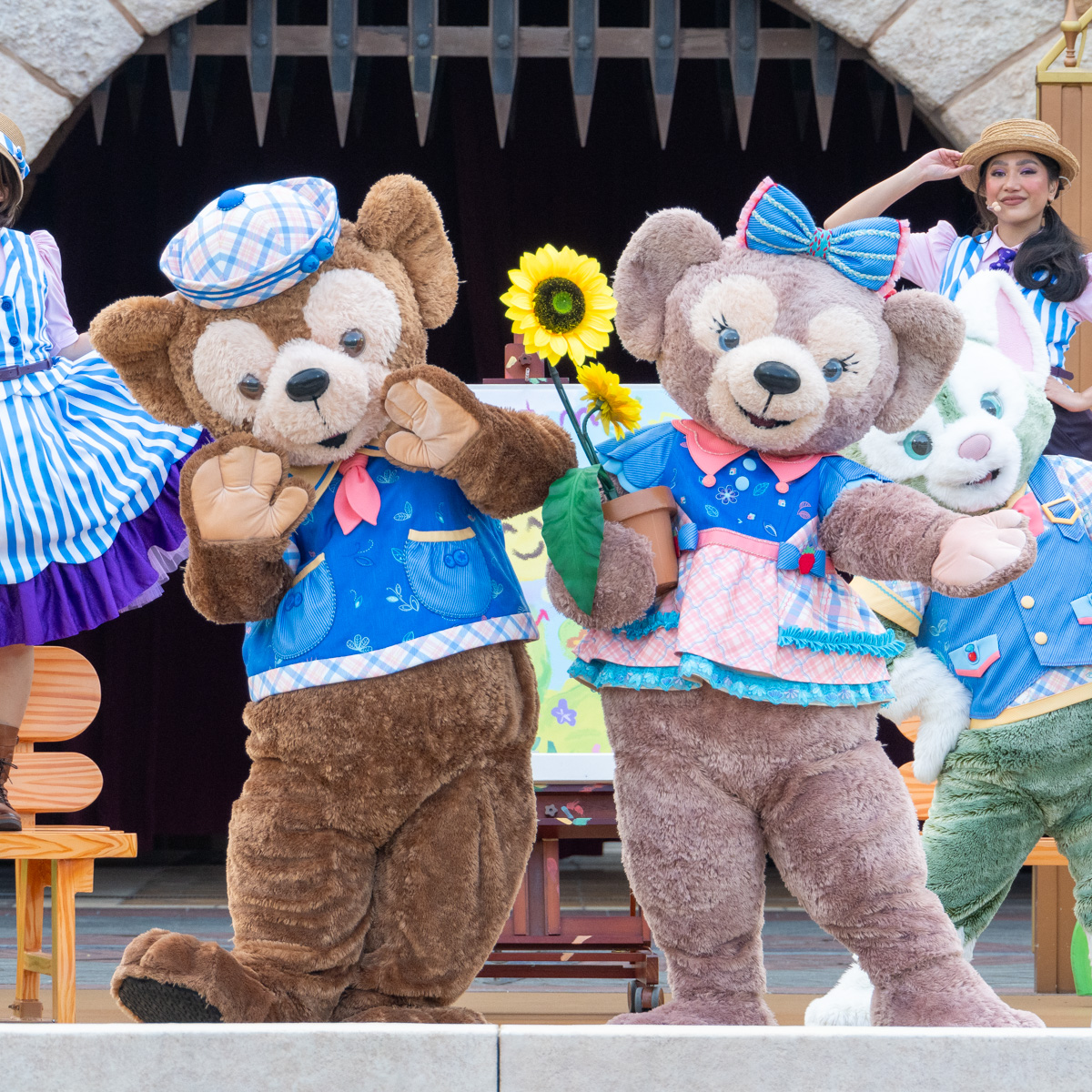 青とピンクの新コスチュームで登場！香港ディズニーランド・リゾート