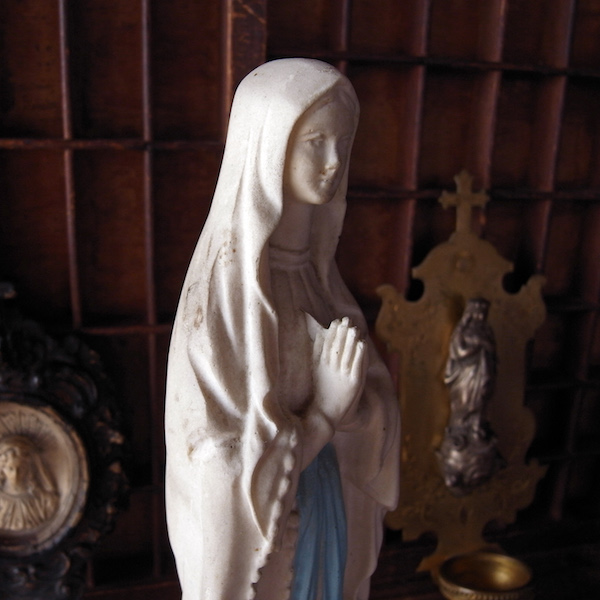 ルルドの聖母マリア像 - Eggplant