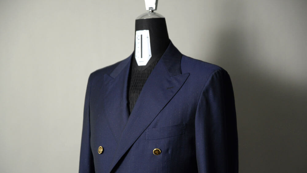 金ボタンでZEGNA (ゼニア) のダブルブレストスーツ。デザイン際立つ