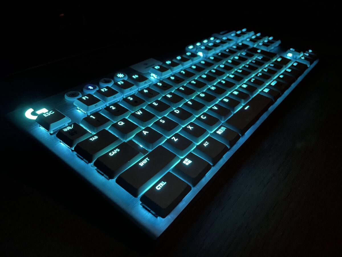 最強ワイヤレスキーボード】Logicool G913 TKL ホワイトのレビュー