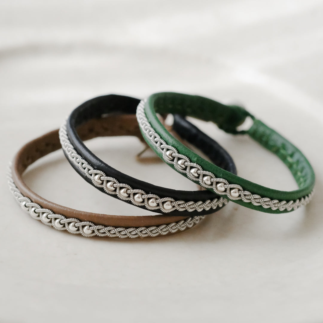 ビーズが際立つ、シンプルな三つ編みデザイン – Envelope