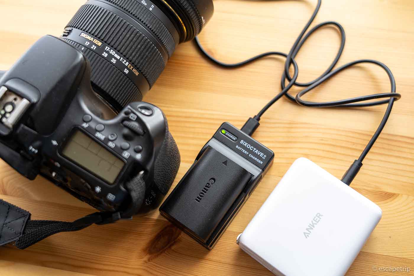 一眼レフ用の軽量コンパクト「互換充電器」レビュー。あのデカ重い充電