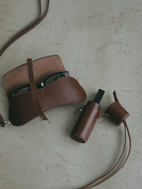 タンドレザーサングラスケース(F BEIGE): グッズ │ ETRE TOKYO