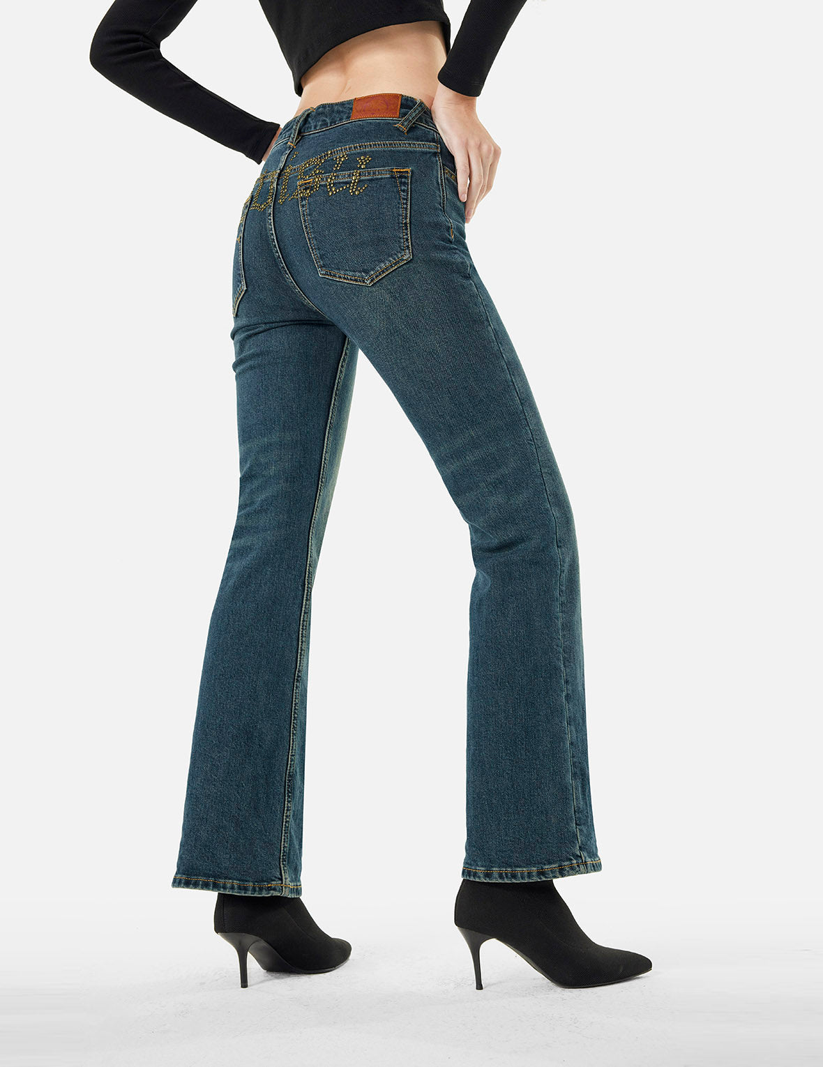 ウォッシュ加工のスタッズ装飾ロゴフレアファッションフィットジーンズ