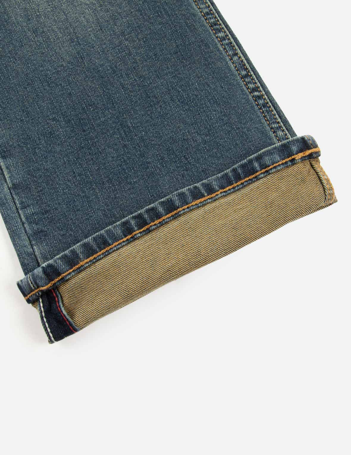 ウォッシュ加工のスタッズ装飾ロゴフレアファッションフィットジーンズ