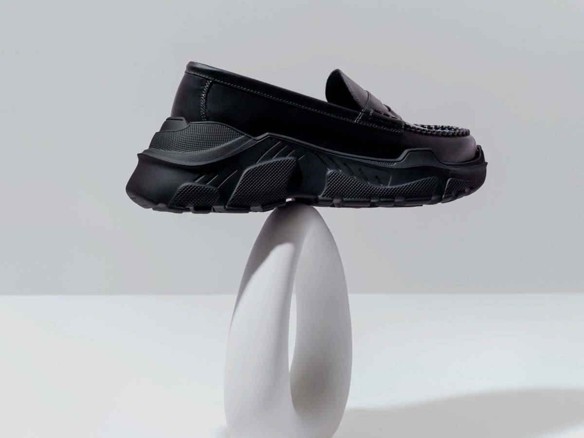 アキコアオキ初のシューズがヌーンから登場、スニーカーソールの