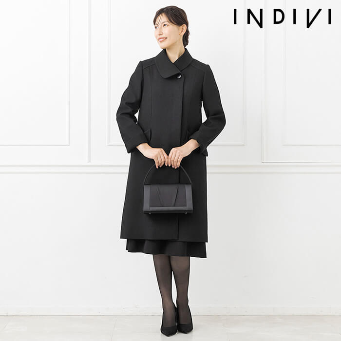 シャープな切り替えのライナーつきコート M・ブラック｜東京ソワール