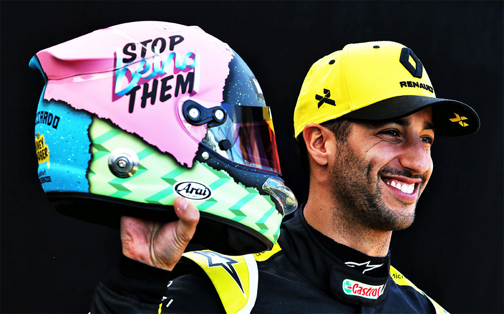 ダニエル・リカルド、超絶ファンキーなヘルメットをお披露目…地元芸術