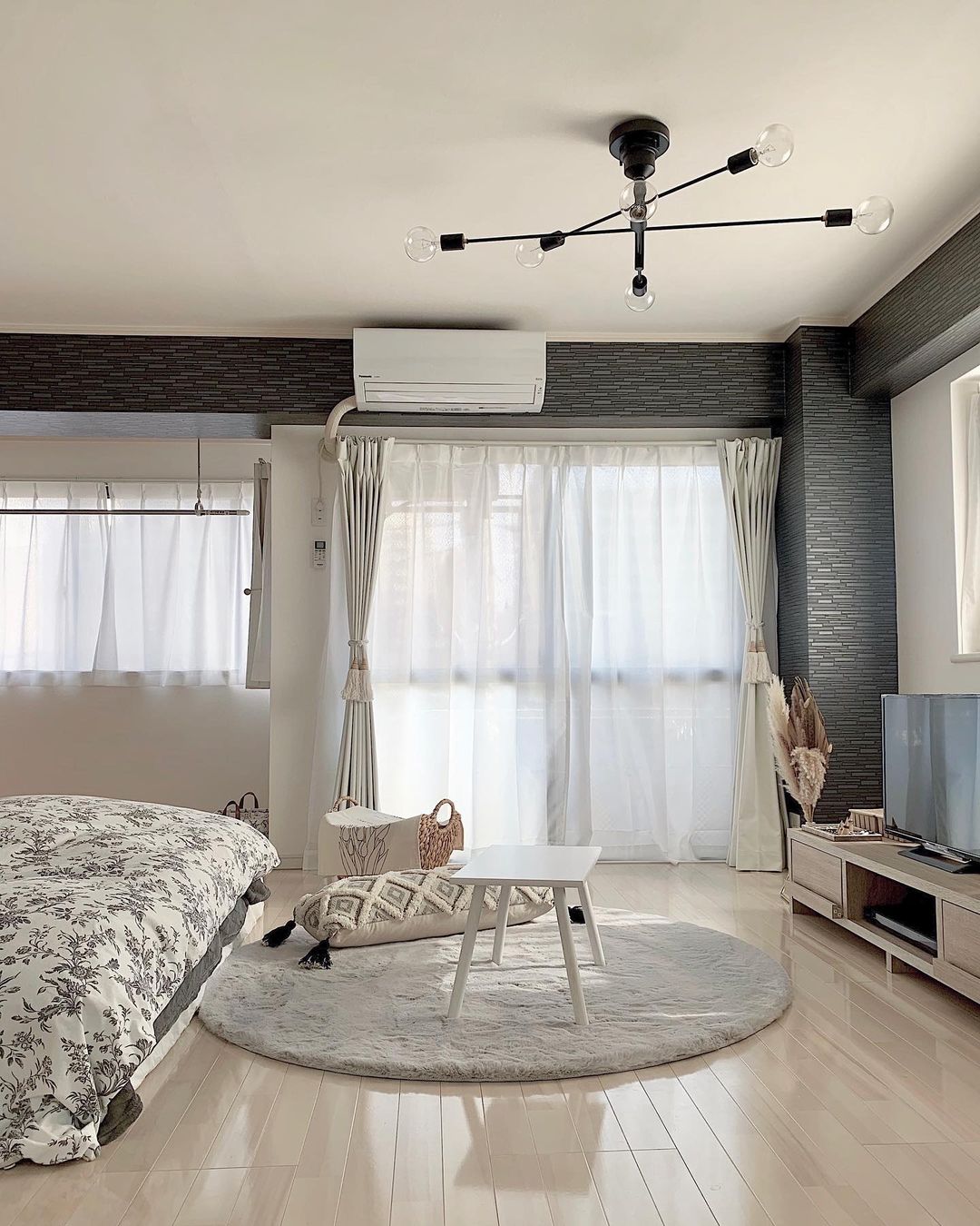 優しい色味のライトグレーのラグマットで、お部屋を明るい印象に