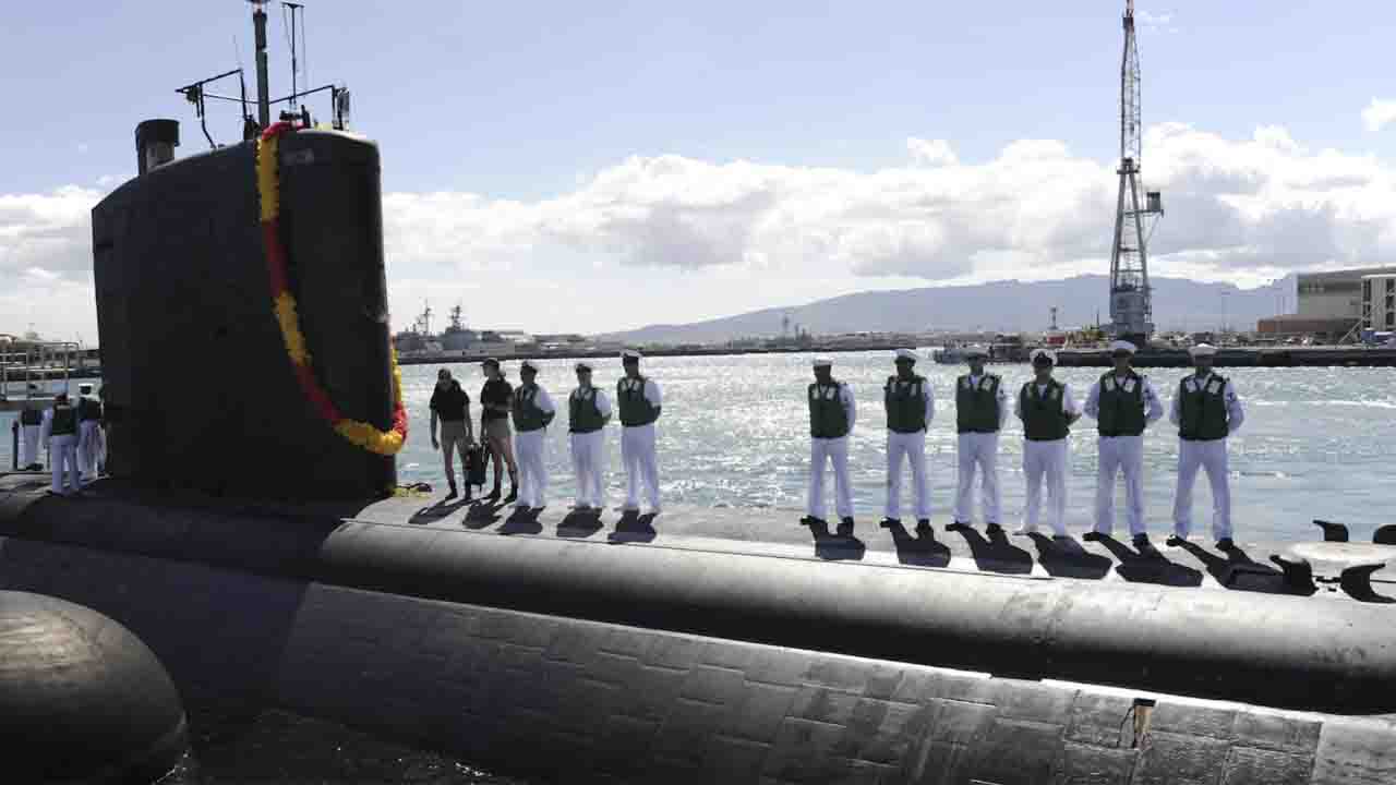 米ロサンゼルス級原子力潜水艦「ツーソン」、横須賀に入港 6月1日