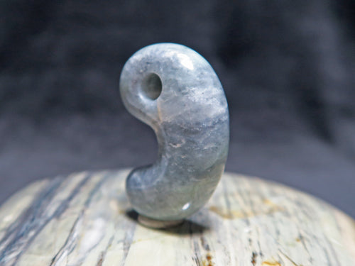 日本翡翠・糸魚川産・古代型・本勾玉（金山谷） – 天然石の店 ふうちゃん