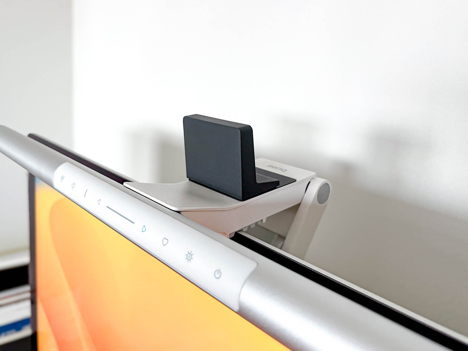 モニターライトとWebカメラを併用。設置場所が重なる問題を、BenQの